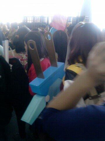 0_FL_CcLjxOeqLtXor.jpg Bow Ditama in the Philippines: A Juden-chan cosplayer joins the queue.