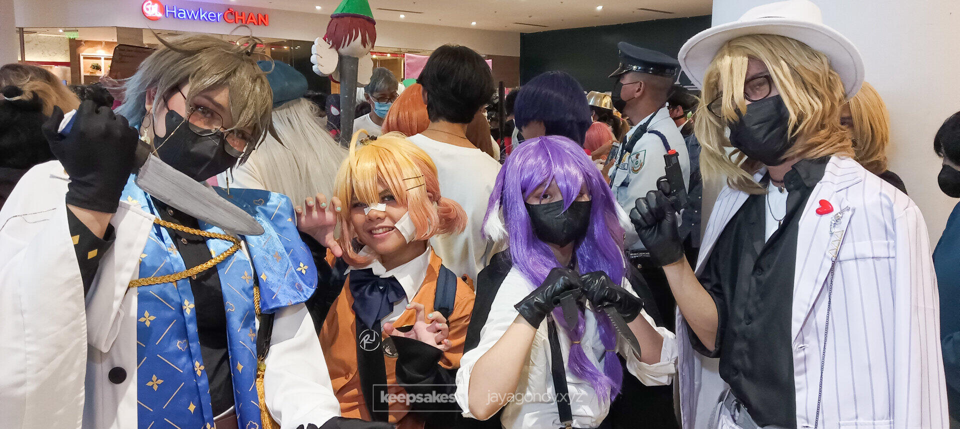 After taking this photo, usap kami ng konti ni ate na naka-Ike Eveland na cosplay, sabi ko sa kanya nakita ko yung red alter-ego na si Eki (and it turns out, andun din talaga si Eki sa venue).