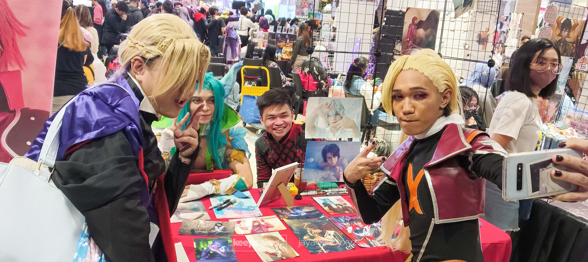 On the rightmost is Scarlette, who after a long ordeal with his parents eh lumayas na. Take note, He started to get my attention as he won last year’s Anime Fair cosplay competition. Syempre iba get-up ng ati nyo.