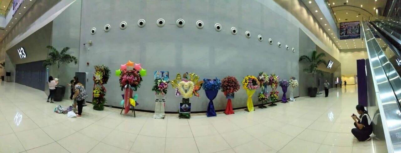 A row of flower stands contributed by various organizations such as Macross Philippines and DareDemo Sekai. [Photo by Kokoy Polidario]